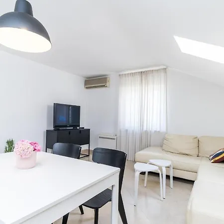 2 Bedroom Stunning In *