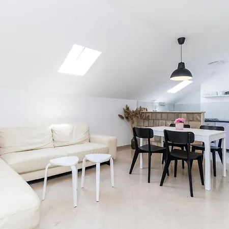 아파트 2 Bedroom Stunning In 슬라노