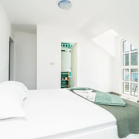 2 Bedroom Stunning In Apartamento